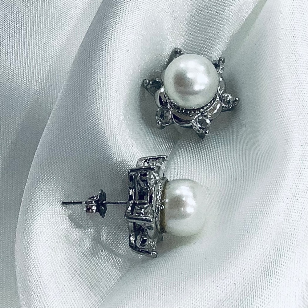 Luxury 9-10mm White Freshwater Pearl Earrings Set in Snowflake Design Wedding